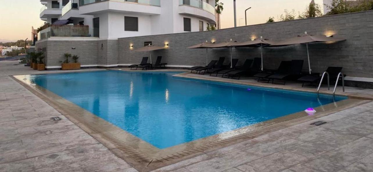 Prestige With Swimming Pool *